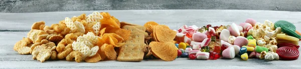 Zoute snacks. Pretzels, chips, crackers en snoep zoetigheden op Tabl — Stockfoto
