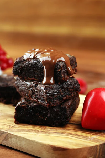 Gâteau brownie au chocolat dessert avec framboise et épices sur une ru — Photo