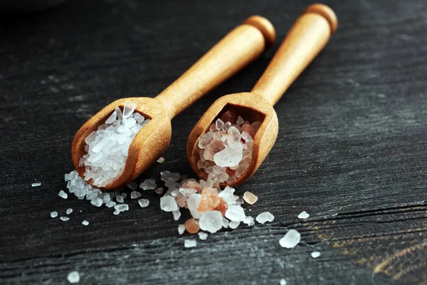 Tengeri só és himalájai a kanalat. Kristályok a só sötét háttérben — Stock Fotó