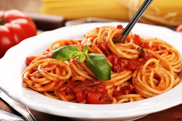 Teller mit leckeren Spaghetti Bolognaise oder Bolognese mit Bohnenkraut — Stockfoto