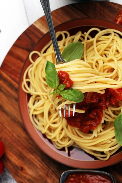 Teller mit leckeren Spaghetti Bolognaise oder Bolognese mit Bohnenkraut — Stockfoto