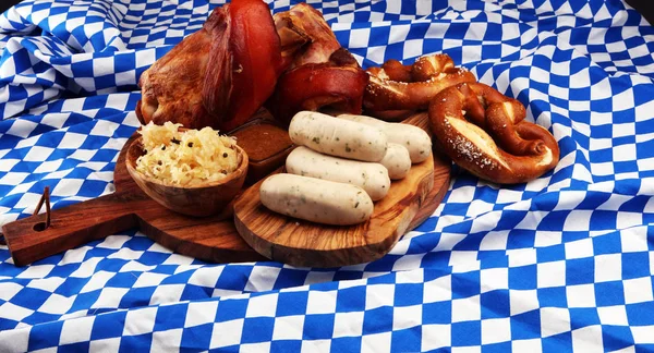 Traditionell tysk mat, Schweinshaxe rostad skinka hasen. Öl, — Stockfoto