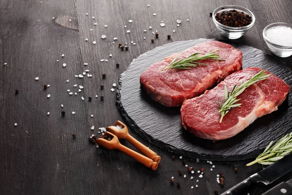 Steak raw. Barbecue Rib Eye Steak or rump steak on dark rustic t — Stock Photo, Image