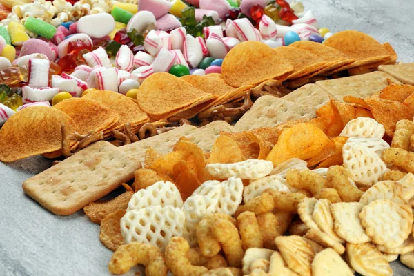 짠 간식. 프레첼, 칩, 크래커, 사탕 과자 — 스톡 사진
