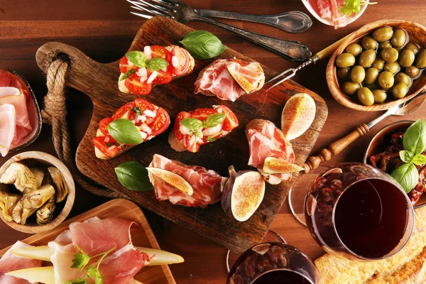 Italienische Antipasti Wein Snacks Set. Käsesorte, mediterran — Stockfoto