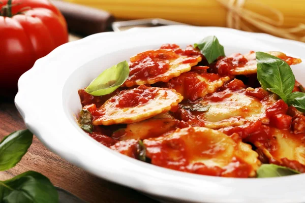 Ravioli z sosem pomidorowym przyozdobionym z parmezanem i bas — Zdjęcie stockowe