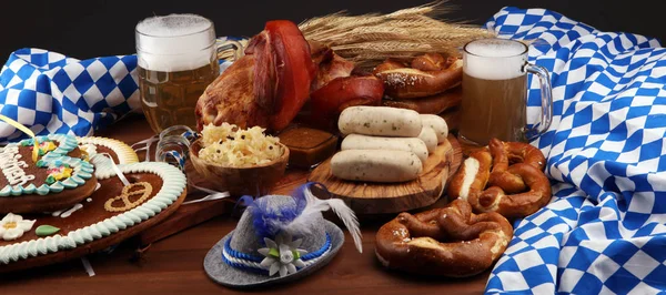 Cocina tradicional alemana, calcetín de jamón asado Schweinshaxe. Cerveza , — Foto de Stock