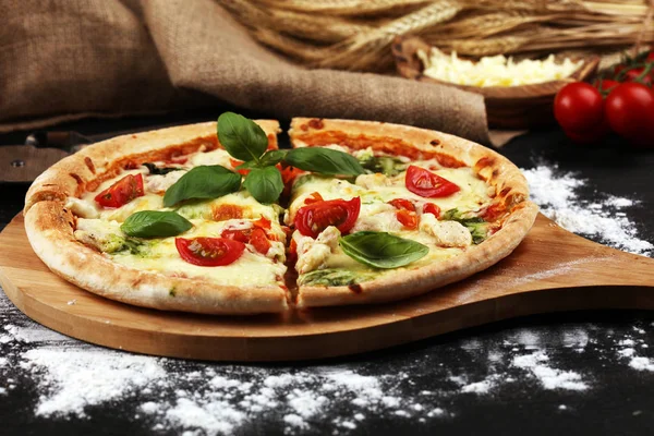 Vegetarische Italiaanse pizza met tomaten, mozzarella kaas en b — Stockfoto