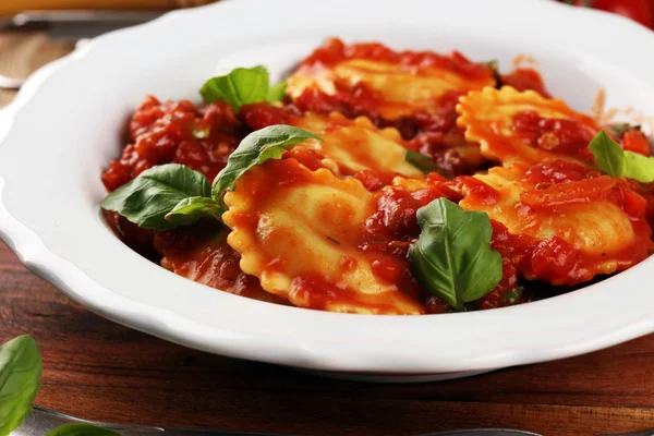 Ravioli z sosem pomidorowym przyozdobionym z parmezanem i bas — Zdjęcie stockowe