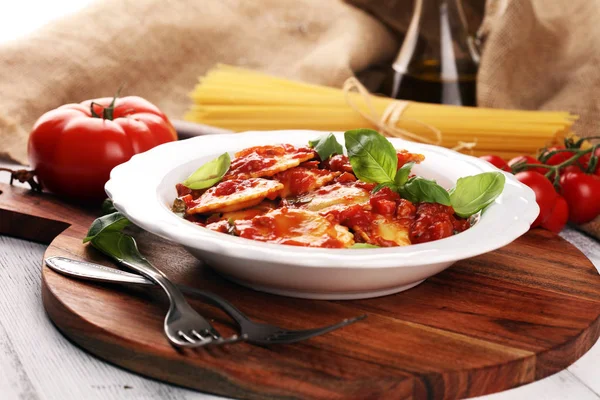 Ravioli con salsa de tomate adornado con queso parmesano y bas —  Fotos de Stock