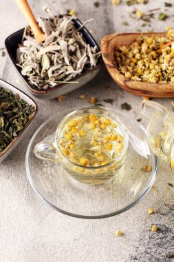 Papatya, adaçayı ve ısırgan otu çayı ile çay. Kurutulmuş chamomil