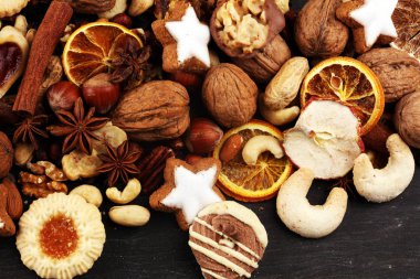 Dekorasyon Noel kurabiyeleri ile. Tipik tarçınlı yıldız f ile