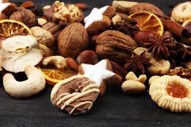 Dekorasyon Noel kurabiyeleri ile. Tipik tarçınlı yıldız f ile