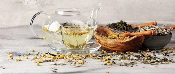 Papatya, adaçayı ve ısırgan otu çayı ile çay. Kurutulmuş chamomil — Stok fotoğraf