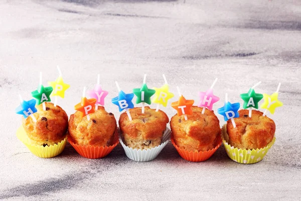Csoki muffin és dió Muffin boldog születésnapot gyertya, otthon — Stock Fotó