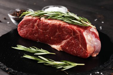 Biftek çiğ. Barbekü Kaburga Göz Biftek veya koyu rustik t üzerinde kıç biftek