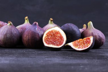 Taze incir. Yemek Fotoğrafı. güzel rusti bütün ve dilimlenmiş incir