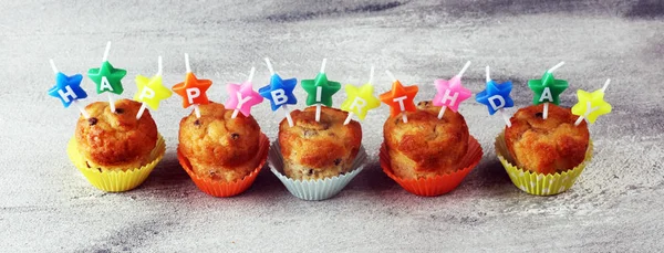 Muffin de chocolate e muffin de noz com vela de aniversário feliz, casa — Fotografia de Stock