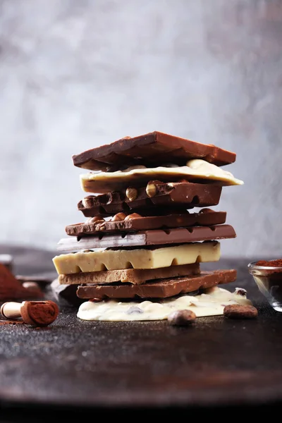 Barrette di cioccolato su sfondo rustico scuro con torre di cioccolato — Foto Stock