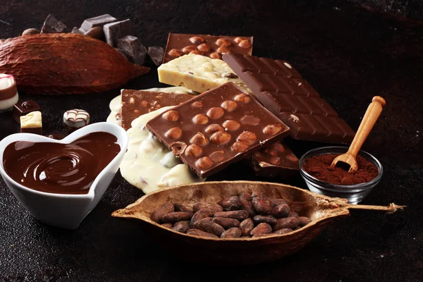 Chocolat fondant, chocolat fondu et tourbillon de chocolat avec sta — Photo