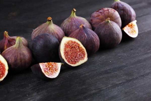 Frische Feigen. Essen Foto. ganze und in Scheiben geschnittene Feigen auf schönen Rusti — Stockfoto