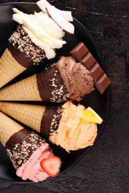 Dondurma. Farklı renk ve flavo dondurma kepçe seti