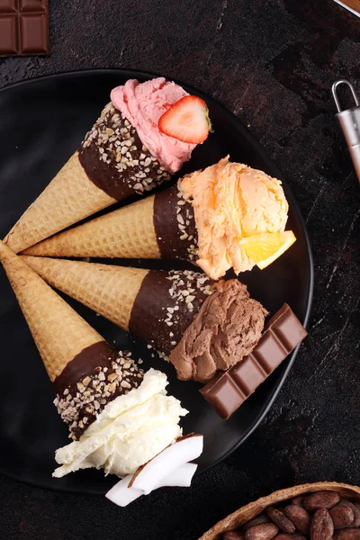 Helado. Conjunto de cucharadas de helado de diferentes colores y flavo — Foto de Stock