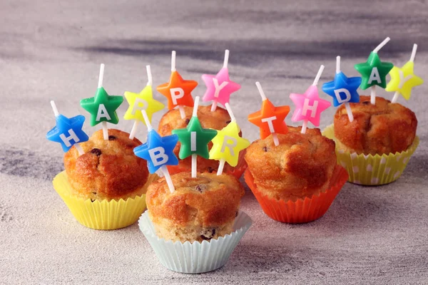 Muffin de chocolate e muffin de noz com vela de aniversário feliz, casa — Fotografia de Stock