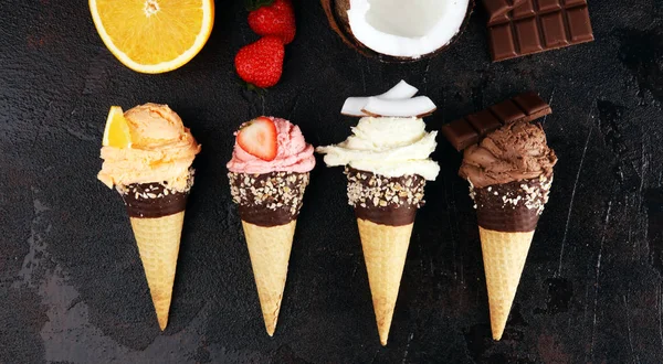 Ijs. Set van Ice Cream Scoops van verschillende kleuren en flavo — Stockfoto