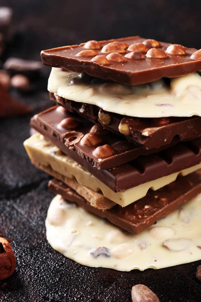 Barrette di cioccolato su sfondo rustico scuro con torre di cioccolato — Foto Stock