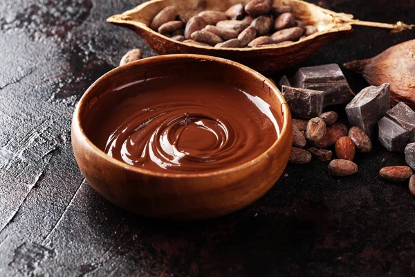 Chocolate derretido, chocolate derretido y remolino de chocolate con sta — Foto de Stock