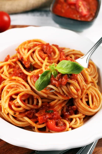 おいしいスパゲッティボロネーズまたはボロネーゼのプレートと風味 — ストック写真