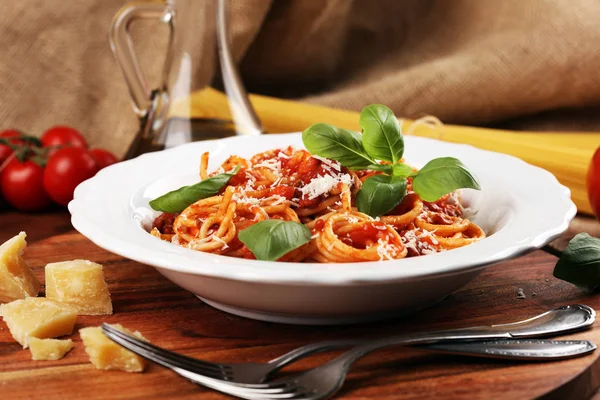 Assiette de délicieux spaghettis bolognaise ou bolognaise avec savoureux — Photo