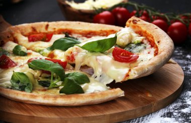 domates, mozzarella peyniri ve b ile vejetaryen İtalyan Pizza