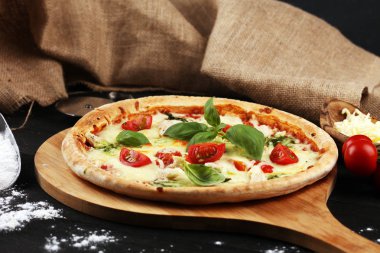 domates, mozzarella peyniri ve b ile vejetaryen İtalyan Pizza