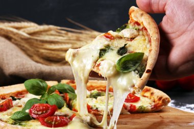 domates, mozzarella peyniri ve b ile vejetaryen İtalyan Pizza