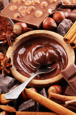 Çikolata bar parçaları ve eriyen girdap kakao. Tatlı gıda fotoğraf c