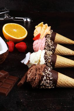 Dondurma. Farklı renk ve flavo dondurma kepçe seti