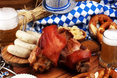 Geleneksel Alman yemekleri, jambon Schweinshaxe kavrulmuş. Bira,