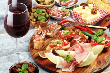 İtalyan antipasti şarap aperatifler küme. Peynir çeşitli, Mediterranean