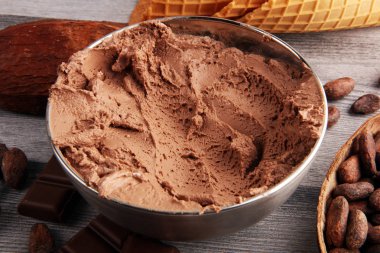 Rustik beyaz masada bir kapta Çikolatalı kahve dondurma