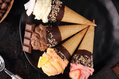 Dondurma. Farklı renk ve flavo dondurma kepçe seti