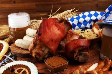 Geleneksel Alman yemekleri, jambon Schweinshaxe kavrulmuş. Bira,