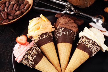 Dondurma. Farklı renk ve flavo dondurma kepçe seti