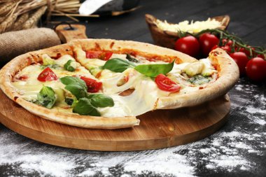 domates, mozzarella peyniri ve b ile vejetaryen İtalyan Pizza