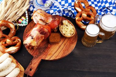 Geleneksel Alman yemekleri, jambon Schweinshaxe kavrulmuş. Bira,