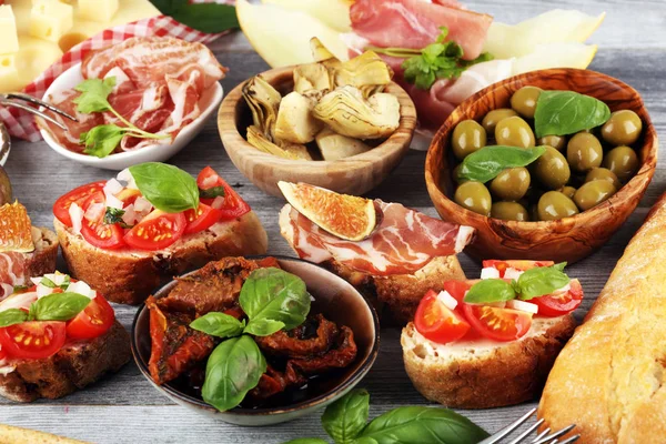 Italiaanse antipasti, wijn hapjes set. Verscheidenheid van kaas, mediterrane — Stockfoto