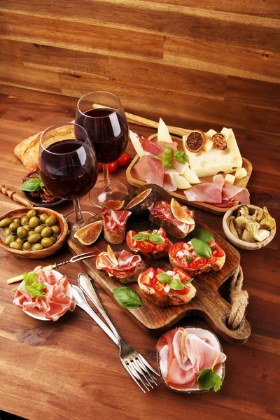 Lanches de vinho antipasti italiano conjunto. Variedade de queijo, Mediterrâneo — Fotografia de Stock