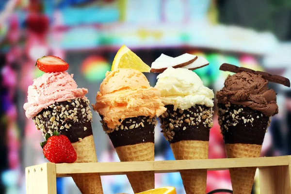 Ijs. Set van Ice Cream Scoops van verschillende kleuren en flavo — Stockfoto