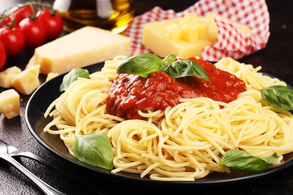 Teller mit leckeren Spaghetti Bolognaise oder Bolognese mit Bohnenkraut — Stockfoto